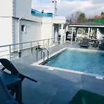 White Rose Jakuzili Ve Isitma Havuzlu *